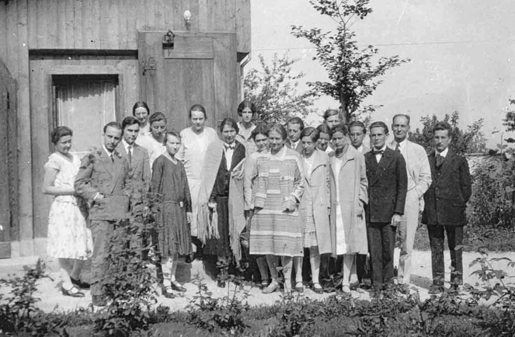 Dr. Rudolf Hauschka與眾人在實驗室外合照